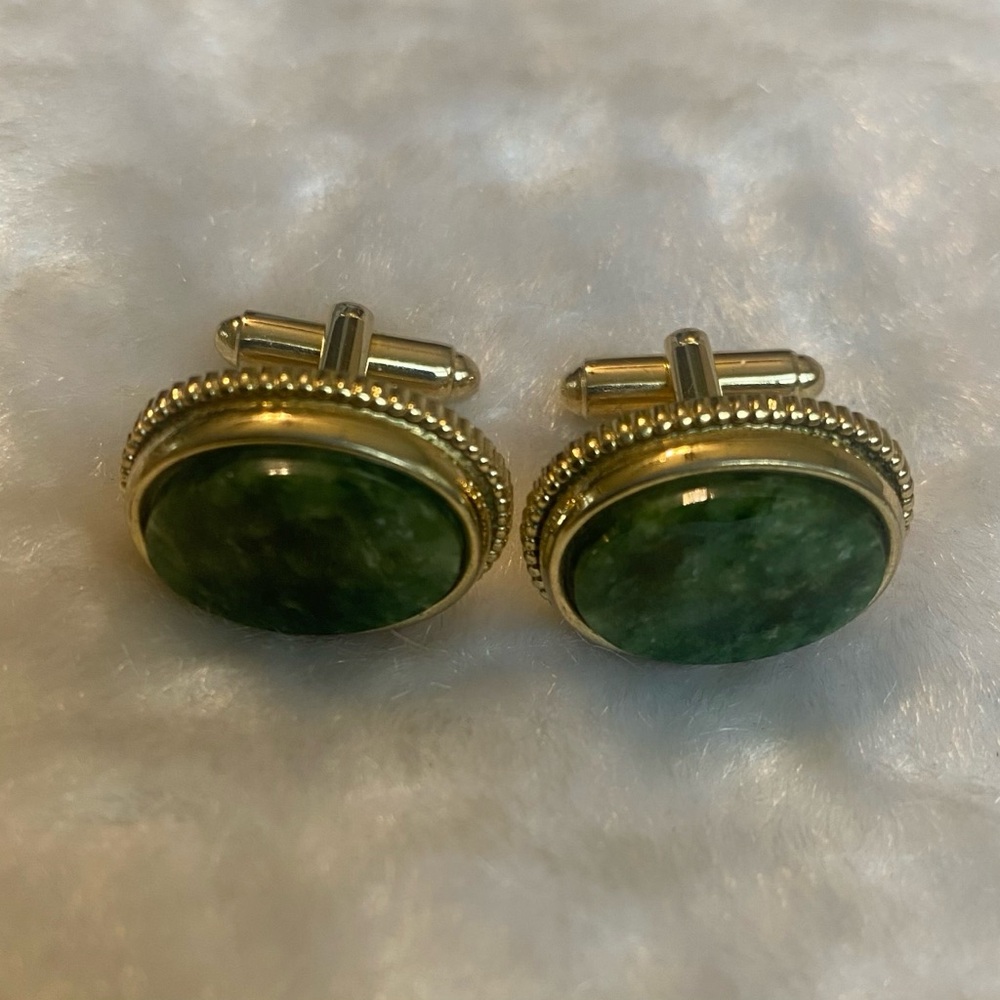 🍀VTG SHIELD Gold-Tone Green Stone Cufflinks